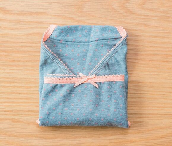 ショーツのリボンが真ん中に