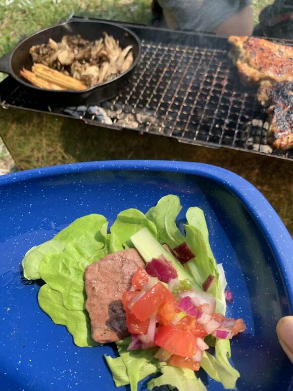 お野菜の上にお肉