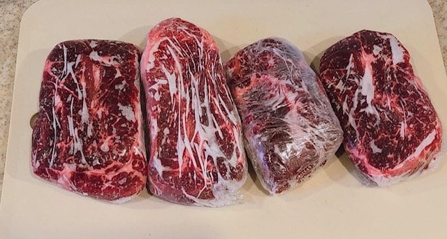 ラップで包まれた肉4つ