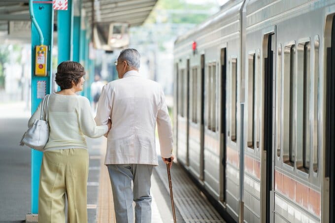 電車を降りる老夫婦