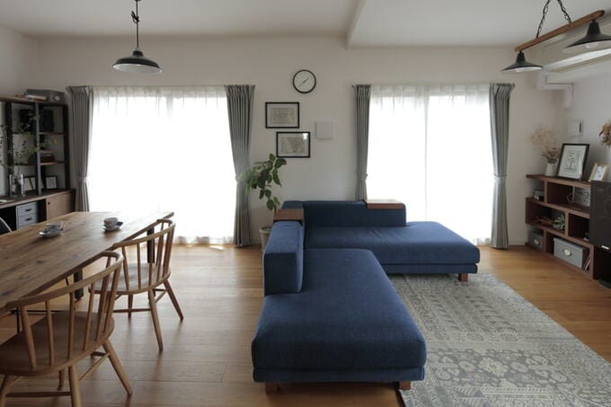 座面の低いソファがゾーニング