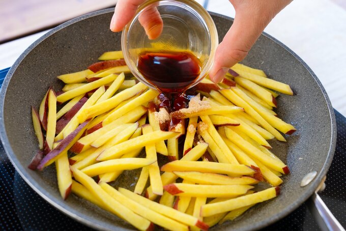 合わせ調味料を加える