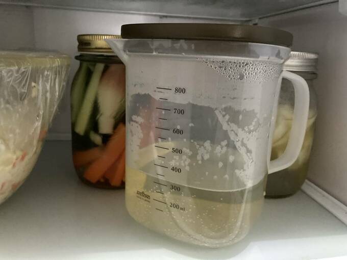 冷蔵庫におだしが入った容器