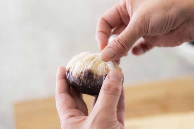 ラップでおはぎをくるむ