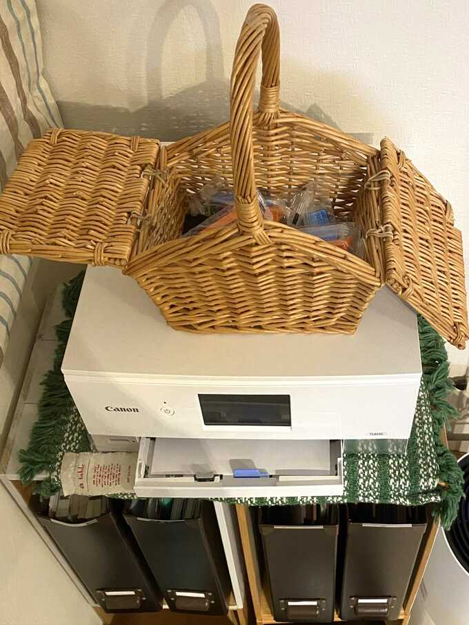 インクを収納している取っ手付きの小さなカゴ