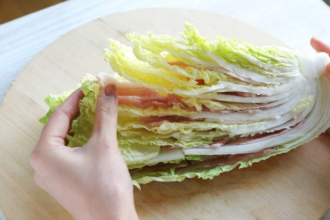 白菜に豚肉をはさむ