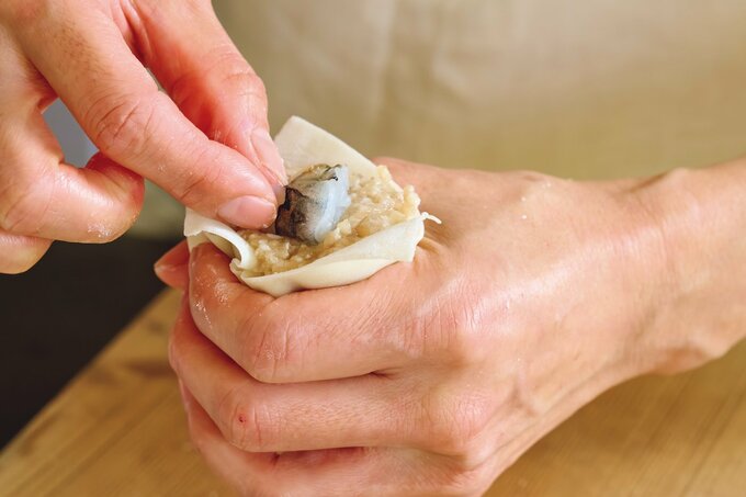 指で輪っかを作って肉ダネを詰める