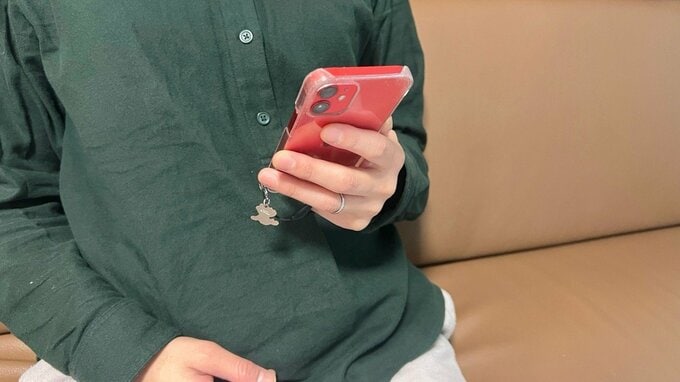 スマホを見ている様子