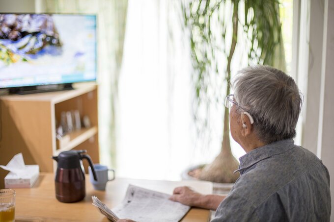 補聴器をつけている男性