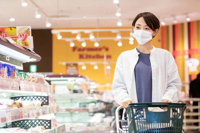スーパーで買い物をする女性