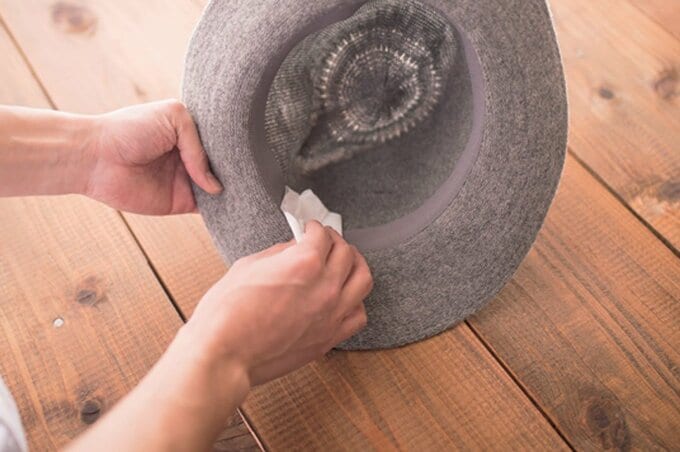 クレンジングシートで汚れをふき取る