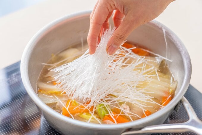 春雨を煮込むところ