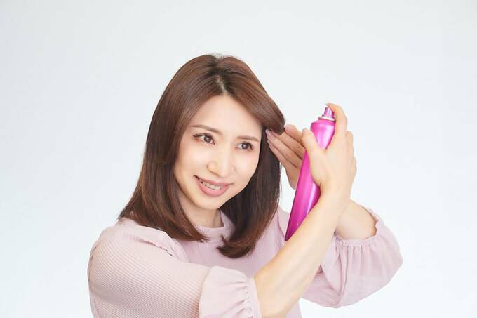 キープスプレーをかけている女性