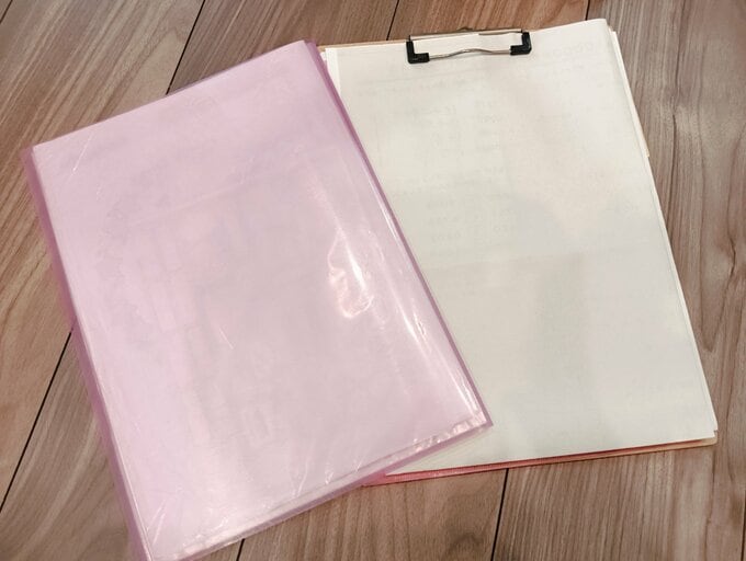 書類を保管するためのバインダーと、保存する書類をまとめるクリアファイル