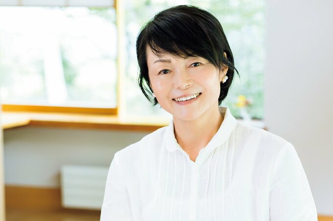 ほほ笑む料理家・藤井恵さん