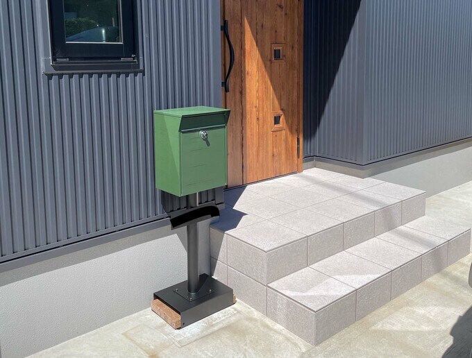 玄関脇のポスト