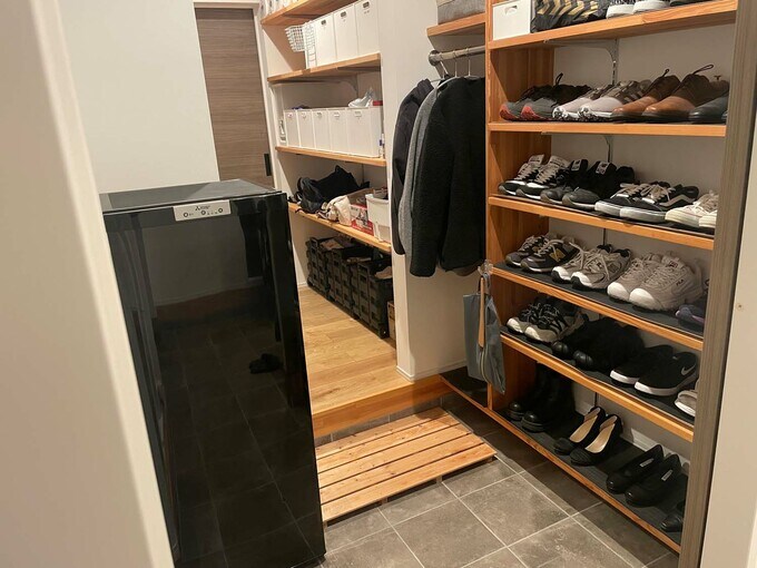 玄関からシューズクローゼットを覗いたところ