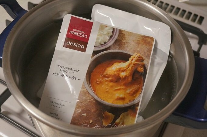 レトルトカレーを湯煎で温めて食べ比べ