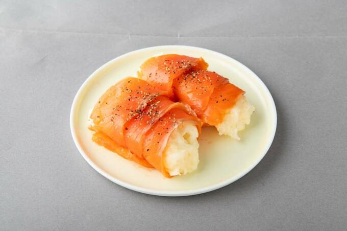 スモークサーモンを巻く