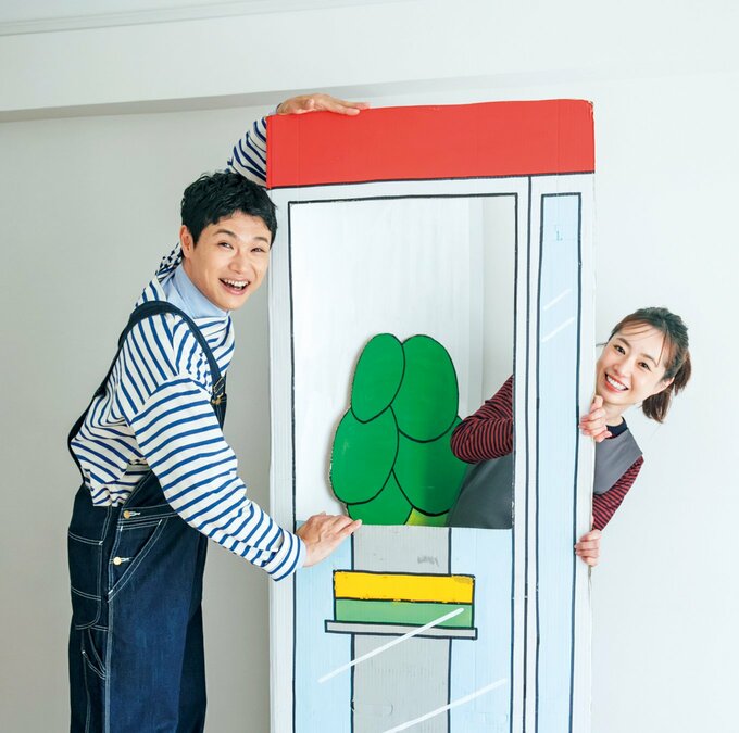 男性と女性がこちらをみている