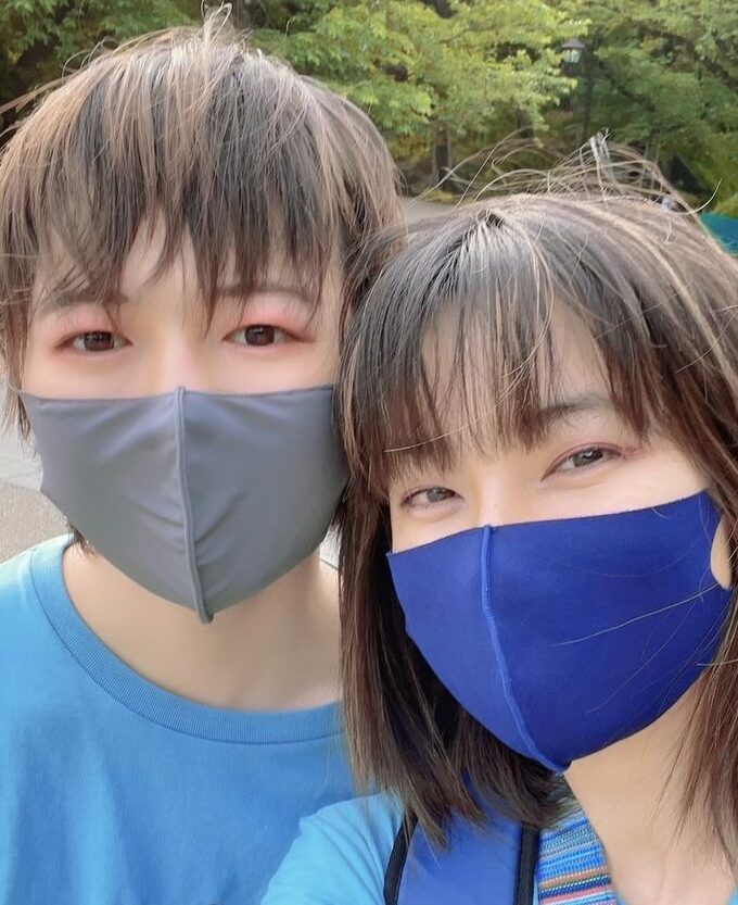 マスクをつけた男女