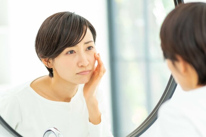 鏡を見る女性