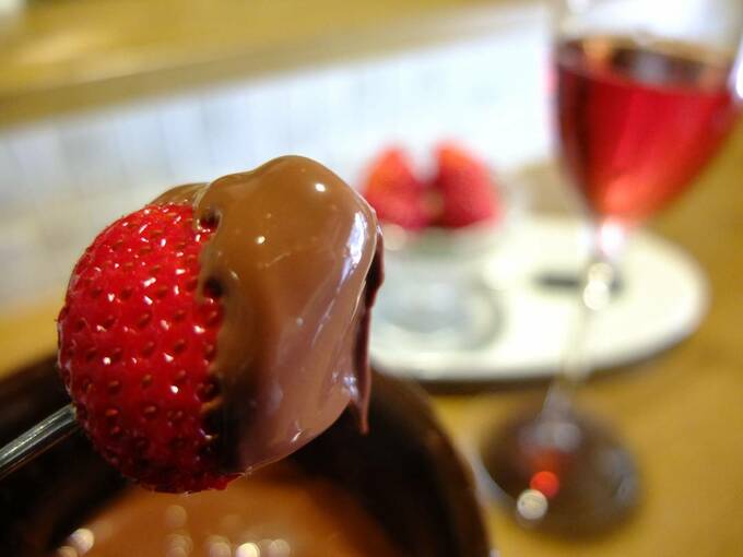 イチゴにチョコをつける