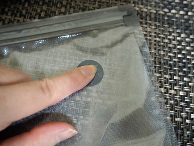 真空フリーザーバッグの穴部分を指さす