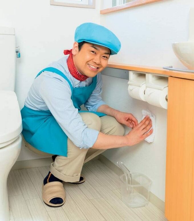 トイレの壁をふく様子