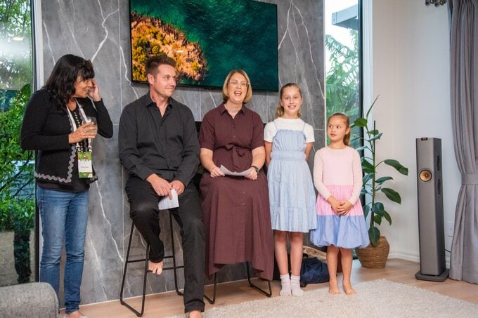 左から夫のナイジェル・サリスさん、妻タマラ・サリスさん、長女のジャスミンちゃん、次女のフラーちゃん
