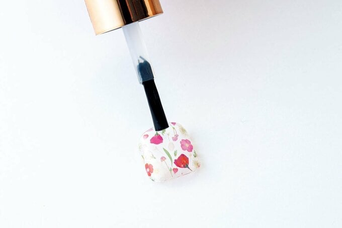 トップコートを塗る