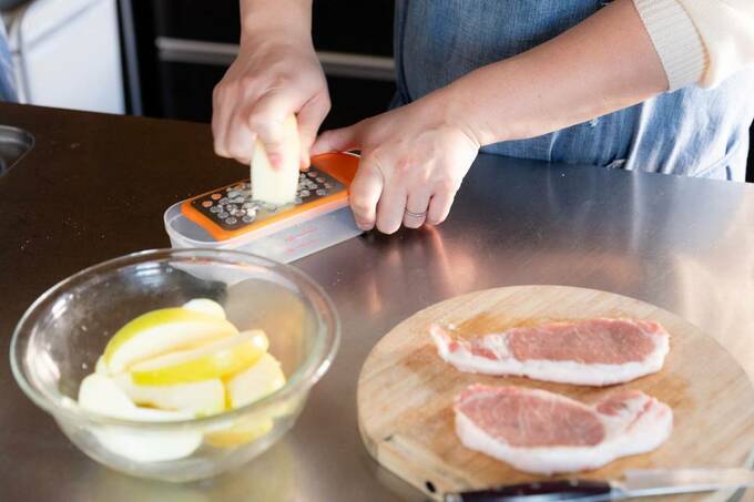 リンゴをすりおろす様子