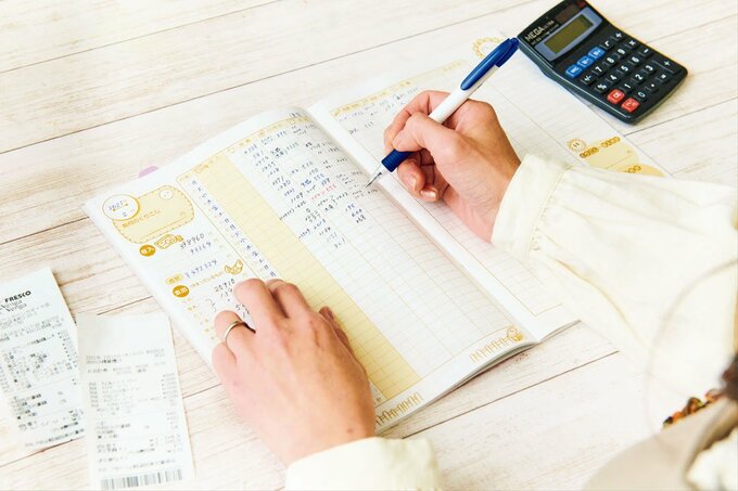 家計簿に書く様子