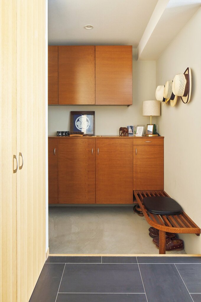 オリジナルで造作したベンチつきの玄関