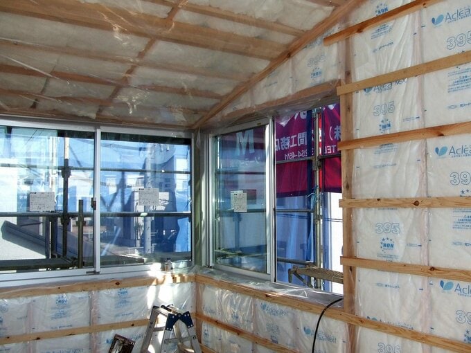 グラスウール断熱工事をしているところ