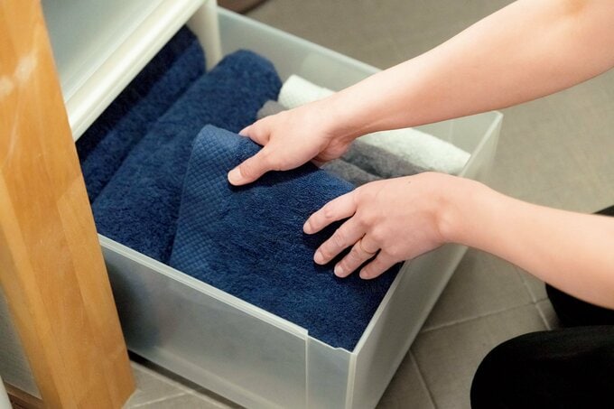 タオルをしまう人