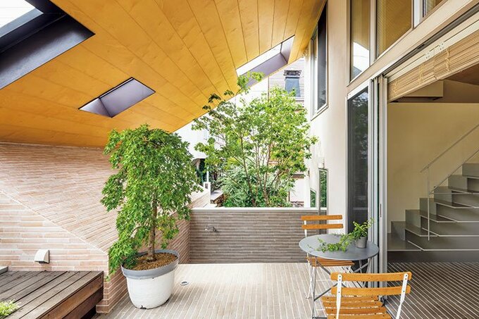 隣家の庭を借景に