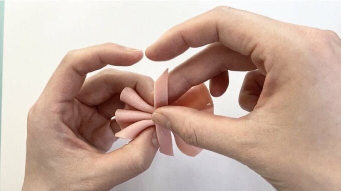 リボンの中央に帯を巻きつける