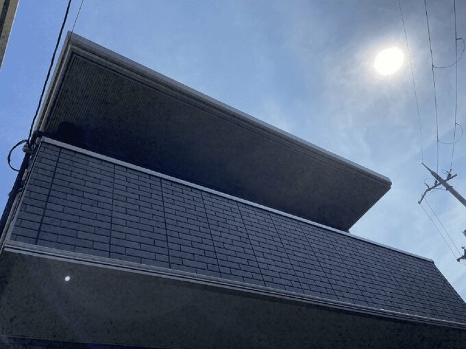 太陽と自宅外観