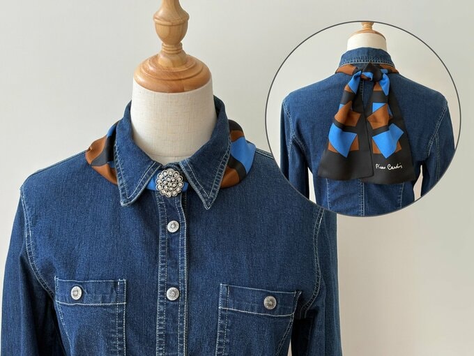 スカーフを襟元に巻く