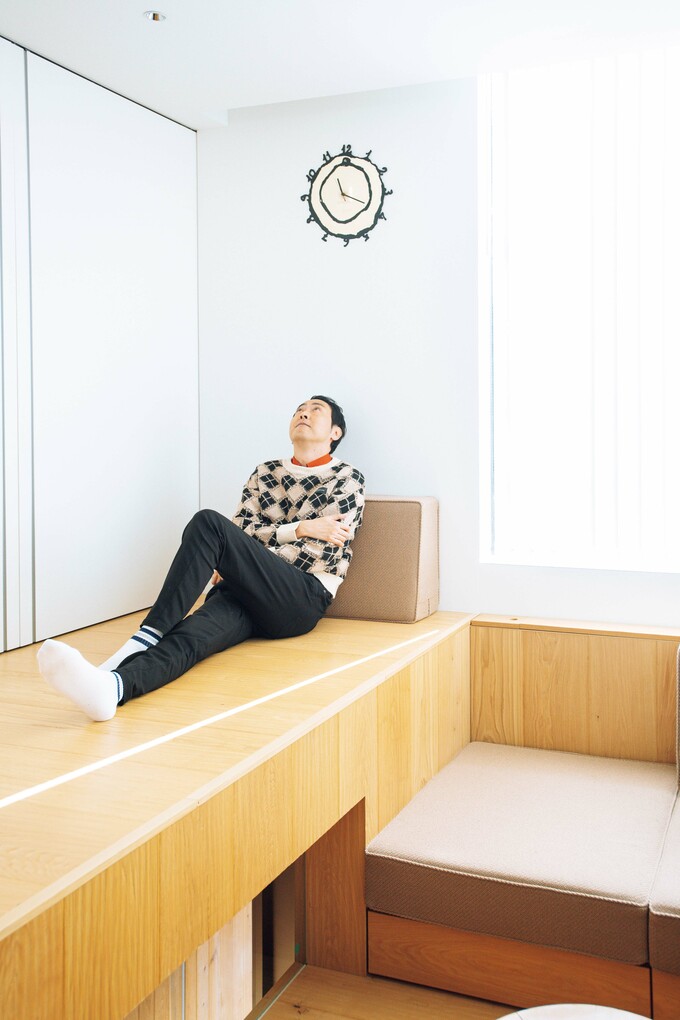 くつろぐアンガールズの田中さん