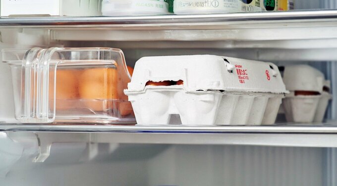 冷蔵庫に収納された卵