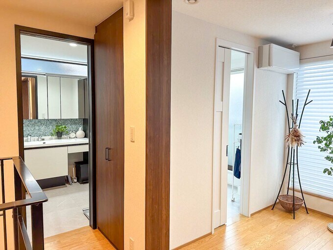 廊下から水回りを見る