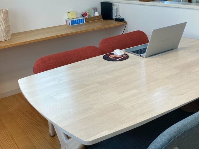 ダイニングテーブルとワークスペース