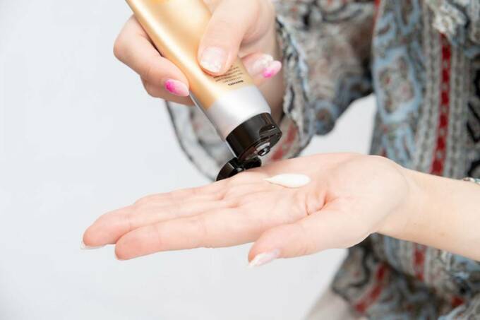 手にクリームタイプのワックス