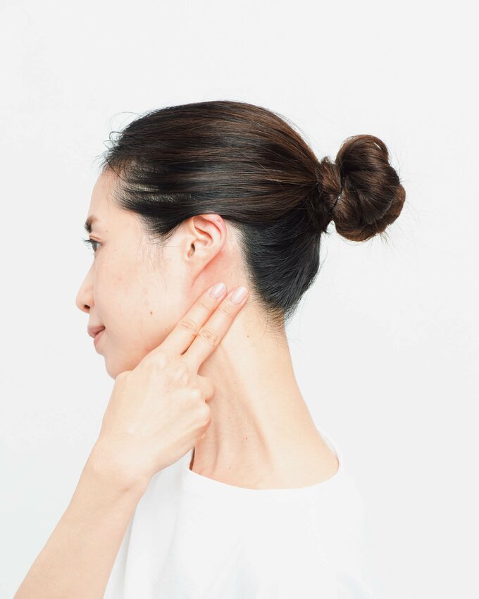 人差し指中指耳の下