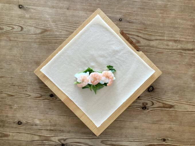 ミツバ、はんぺん、小エビの順でのせる