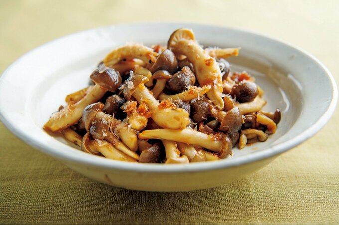 小鉢に乗ったキノコの副菜