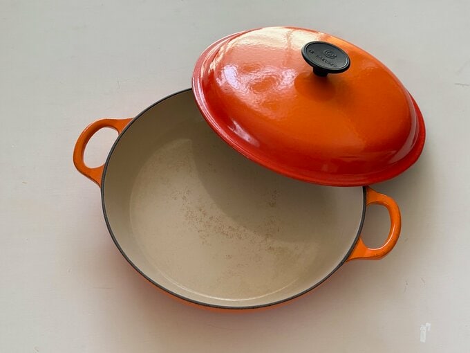 平らなル・クルーゼの鍋