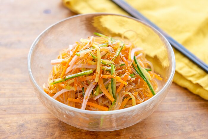 つるっとおいしい「中華春雨サラダ」レシピ。繰り返し食べたい味も電子レンジで簡単 | ESSEonline（エッセ オンライン）